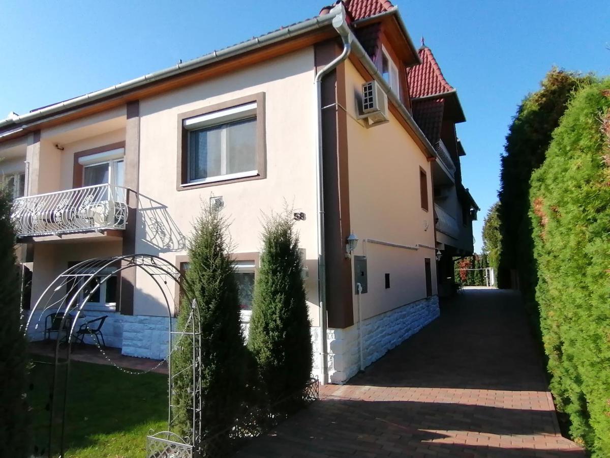 Magdalena Apartmanhaz เฮวิซ ภายนอก รูปภาพ