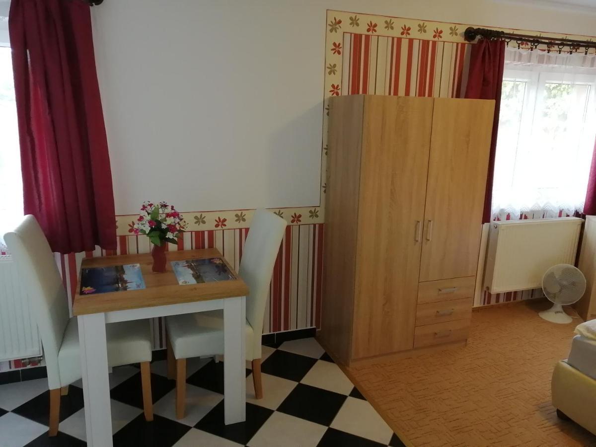 Magdalena Apartmanhaz เฮวิซ ภายนอก รูปภาพ