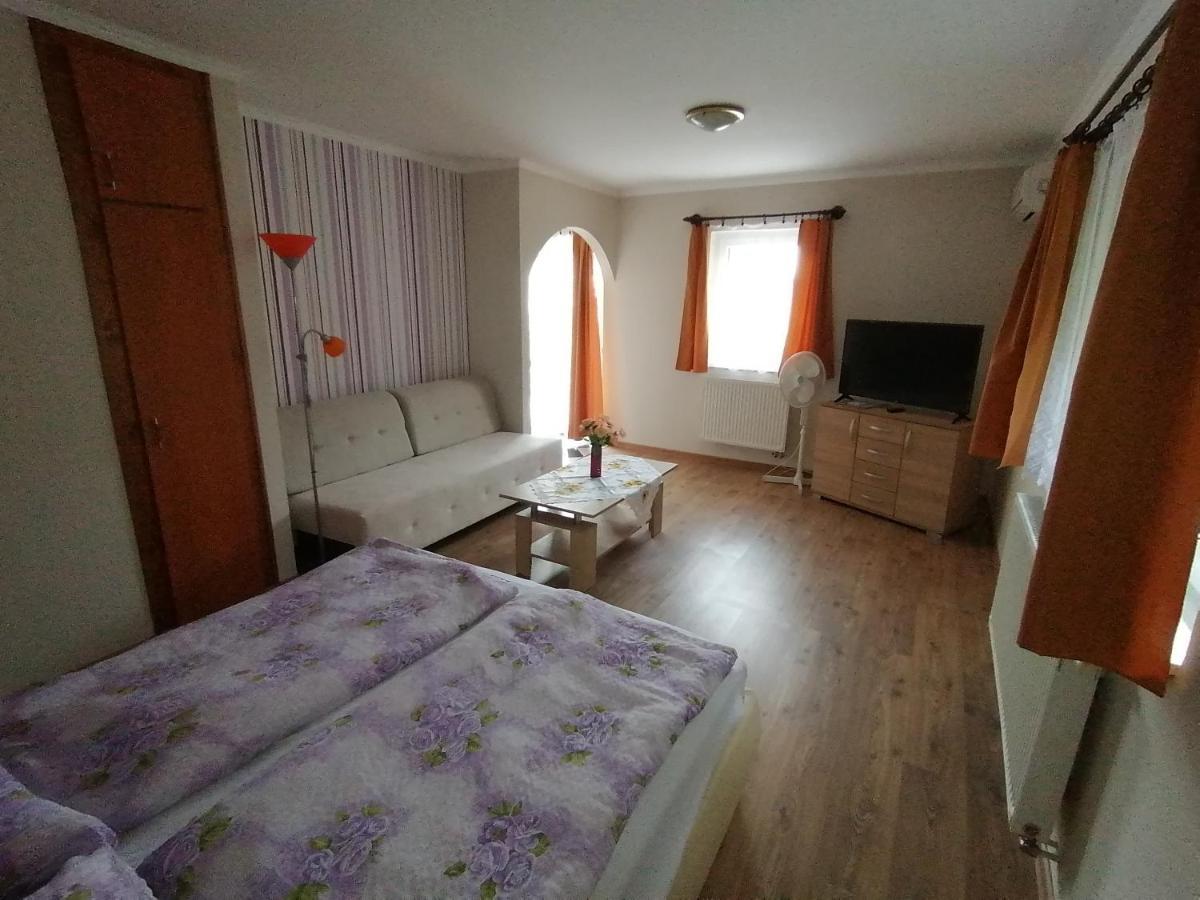 Magdalena Apartmanhaz เฮวิซ ภายนอก รูปภาพ
