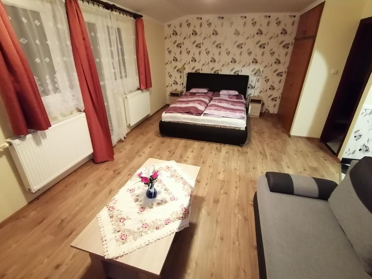 Magdalena Apartmanhaz เฮวิซ ภายนอก รูปภาพ