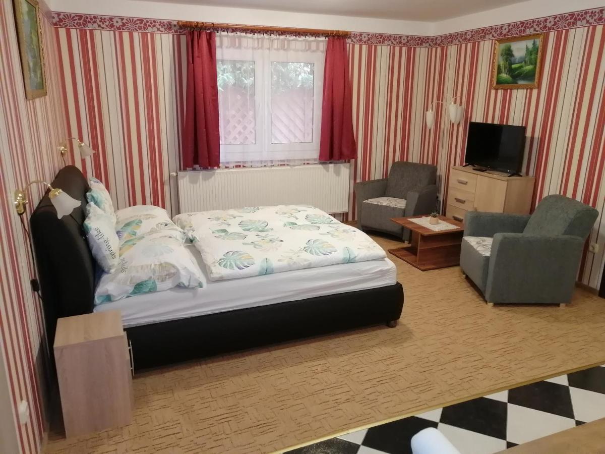 Magdalena Apartmanhaz เฮวิซ ภายนอก รูปภาพ