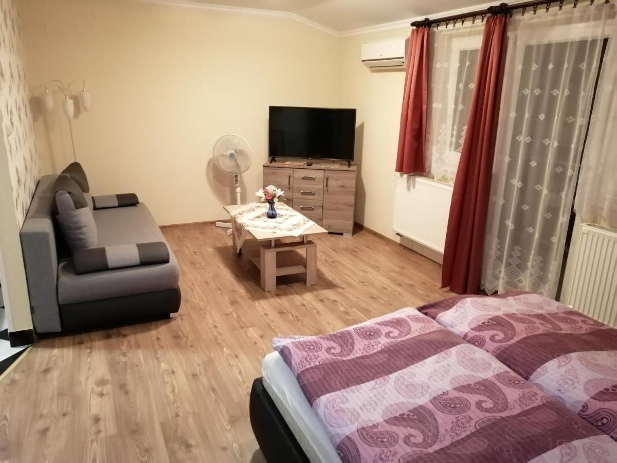 Magdalena Apartmanhaz เฮวิซ ภายนอก รูปภาพ